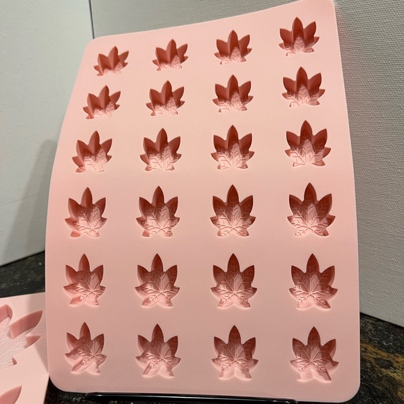 NWOT, TWO Pink silicone candy leaf shaped molds. - Picture 7 of 8